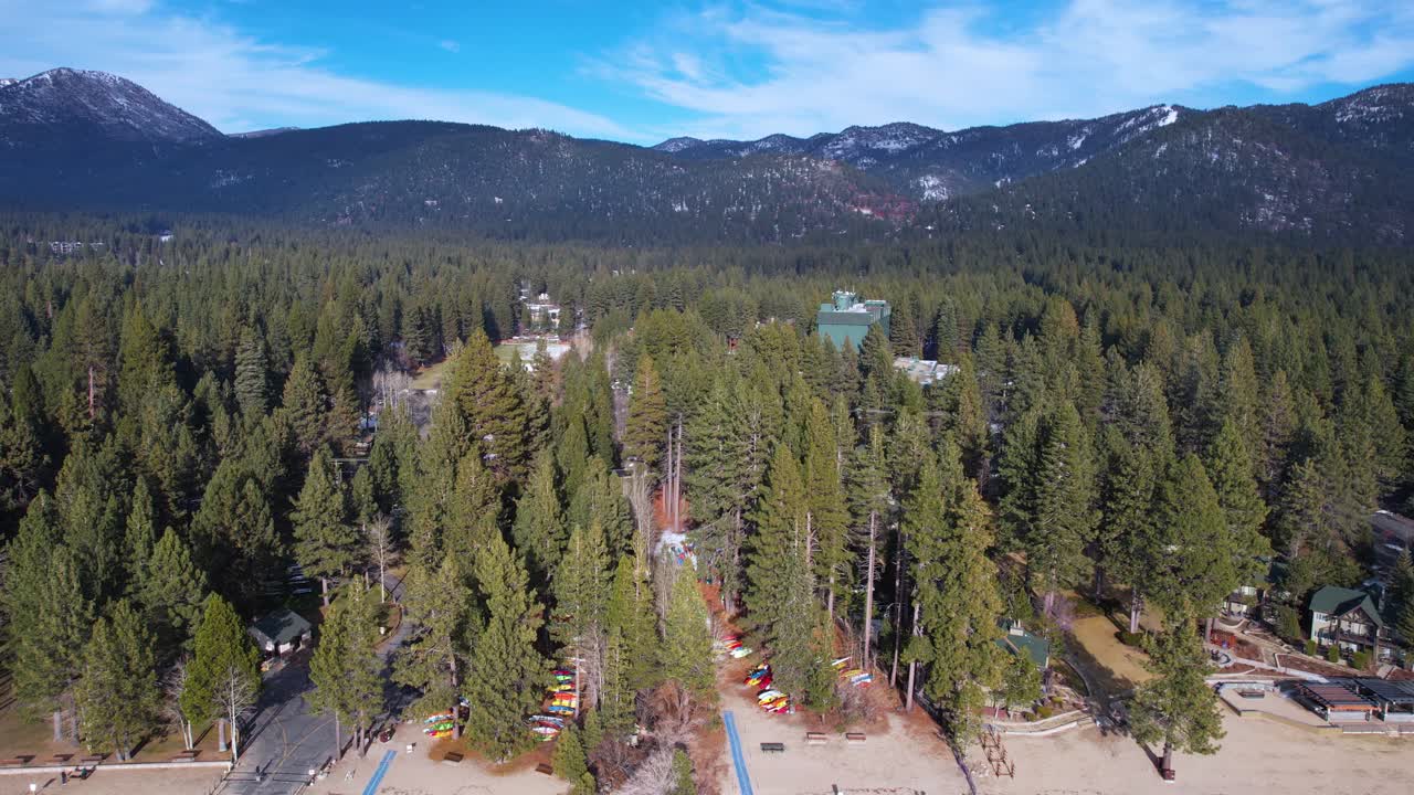 드론 촬영, 타호 호수 해변, 해안 소나무 숲과 언덕, 은 겨울 날, 캘리포니아, 미국