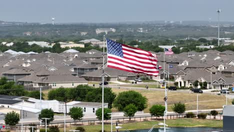 Aufnahme-Einer-Luftaufnahme-Einer-Großen-Amerikanischen-Flagge,-Die-Weht