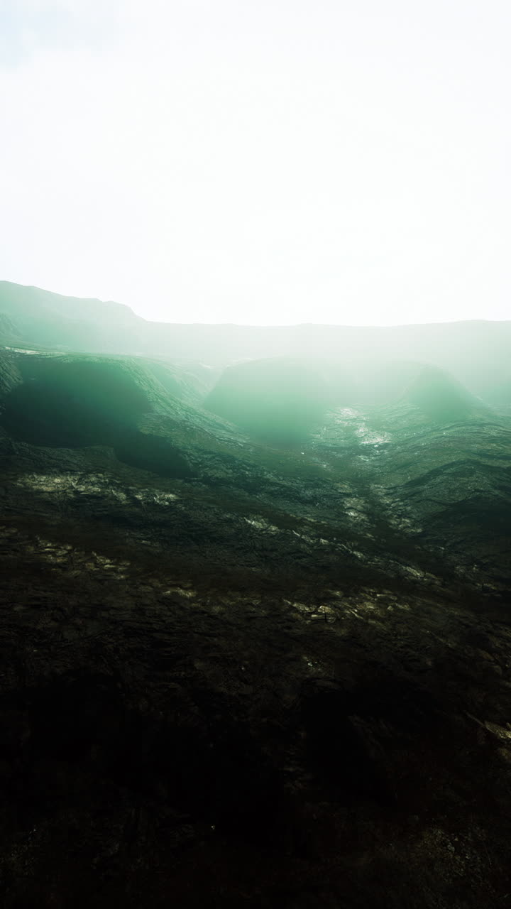 dramático paisaje montañoso con niebla