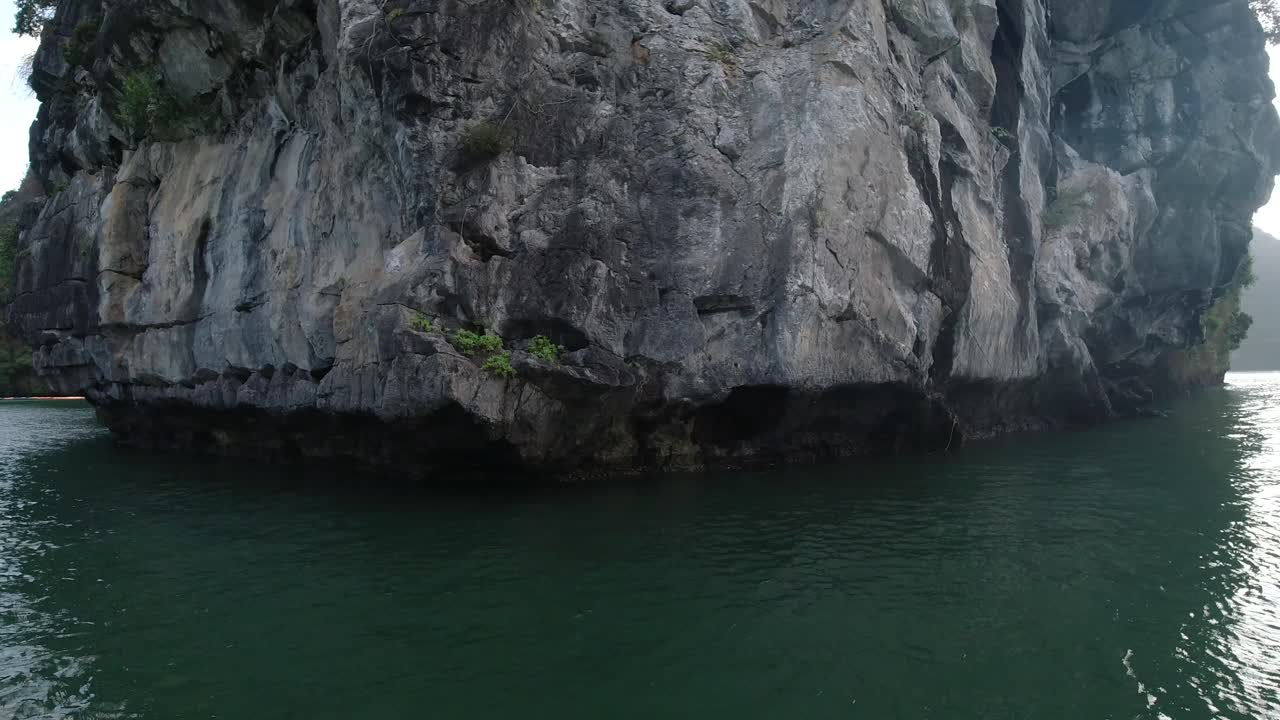 vista desde el lado de un barco que navega por el océano en la bahía de halong, vietnam