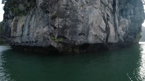 Blick-Von-Der-Seite-Eines-Bootes,-Das-Entlang-Des-Ozeans-In-Der-Halong-Bucht,-Vietnam,-Fährt