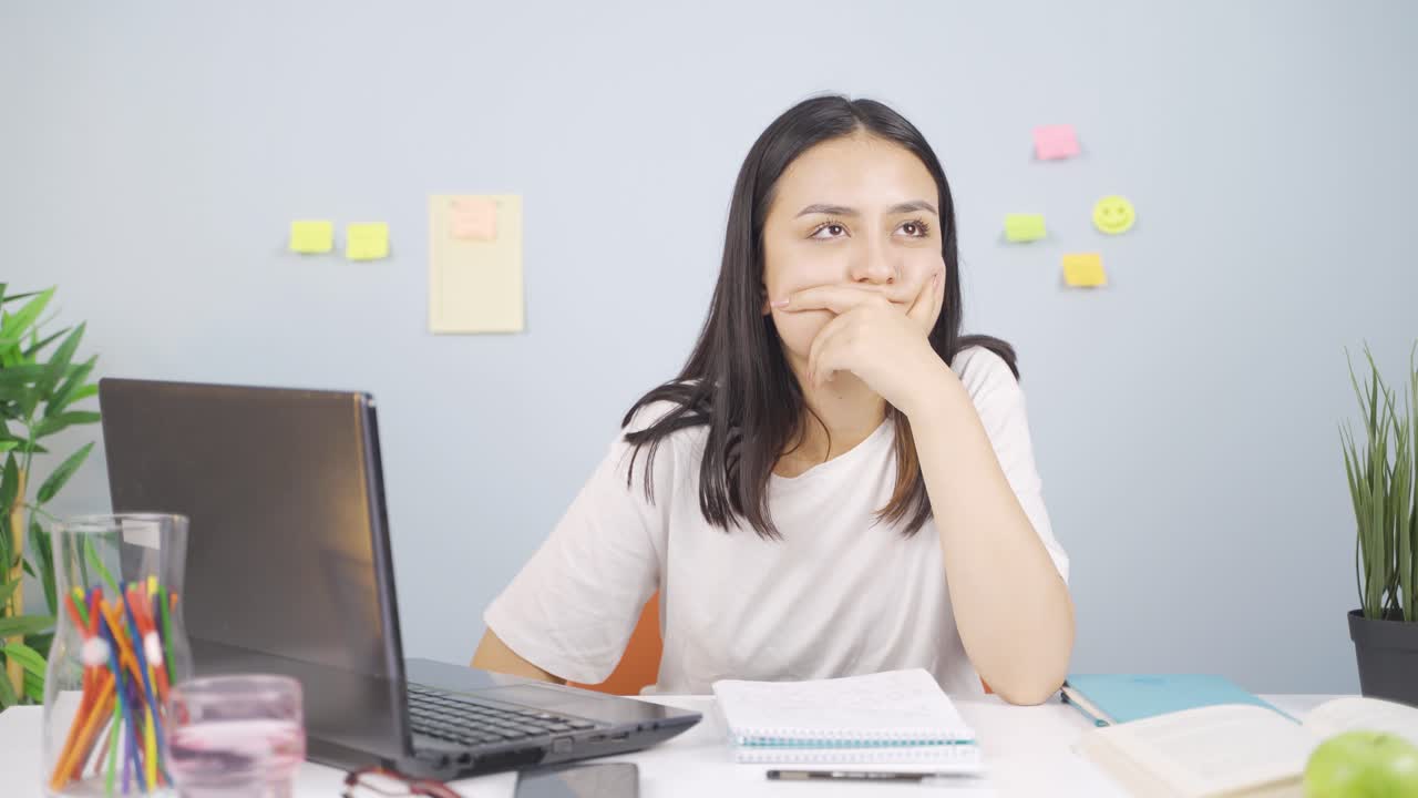 불안감을 가진 여성 학생.