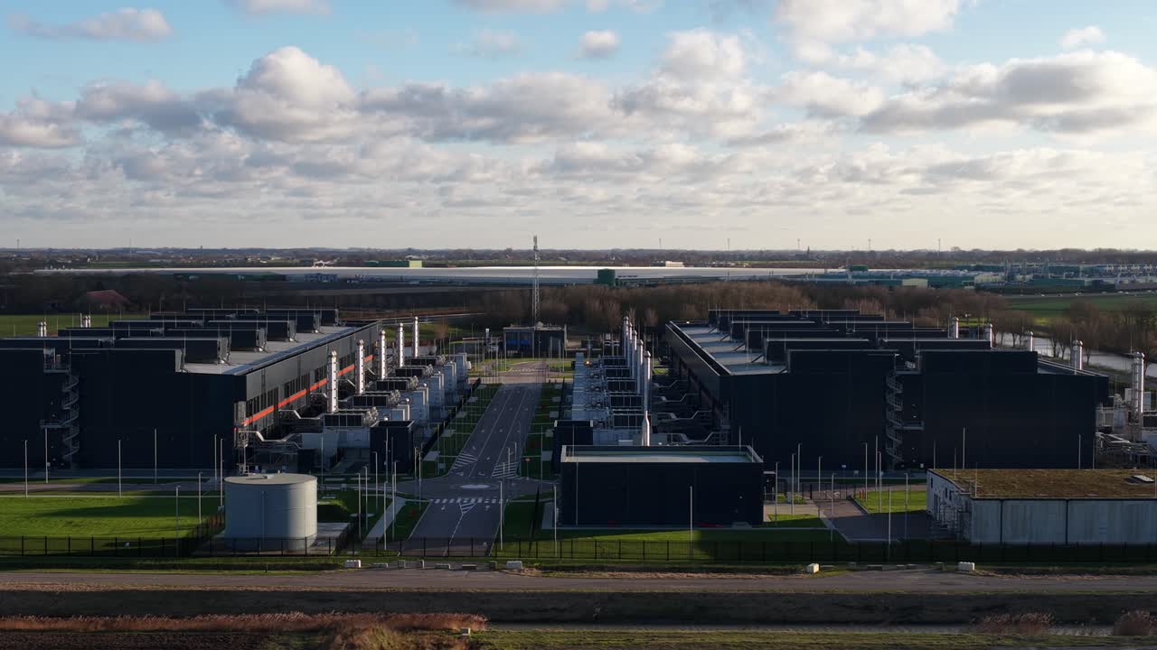 Luftvideo af et stort datacenter i Holland, redundant computerinfrastruktur, nødstrømsgeneratorer, AI-teknologi, der understøtter big data-behandling og cloudservices