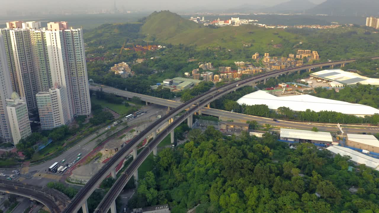 un tren en el ferrocarril sobre un cruce en un suburbio durante un día muy contaminado