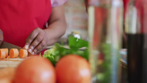 de manos de una mujer mayor afroamericana cocinando en la cocina