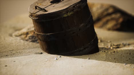 vieja canasta de madera en la arena en la playa