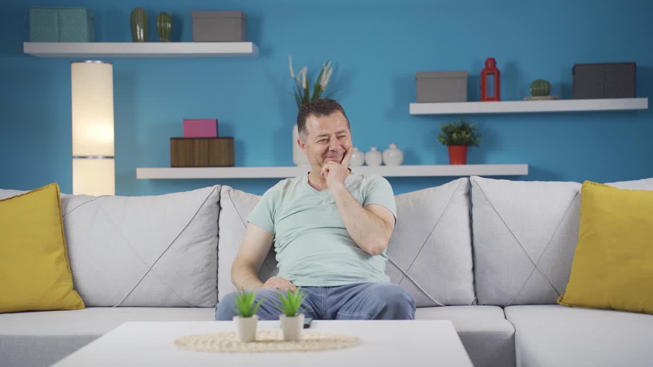 사랑에 빠진 남자는 행복하다고 느 ⁇ 니다.