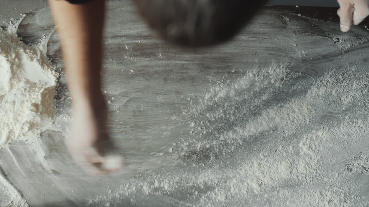 책상 위 에 밀가루 를 뿌리는 사람