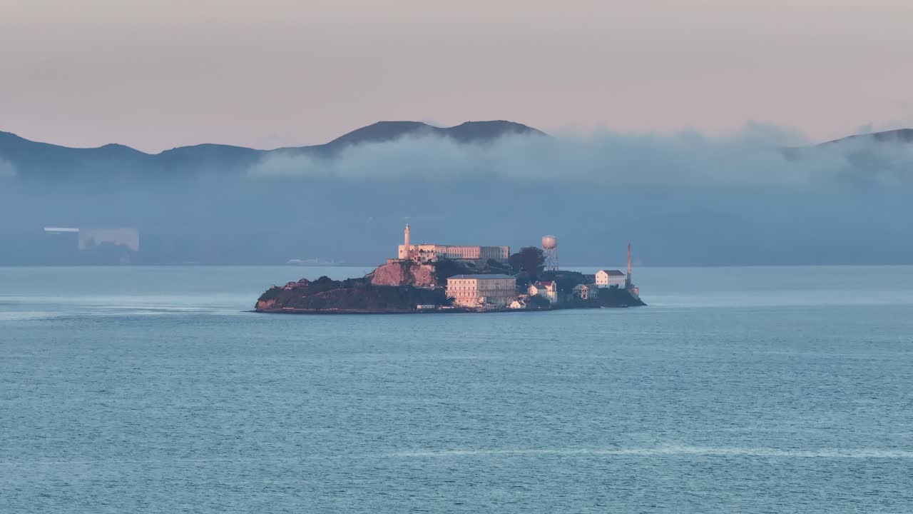 새벽에 샌프란시스코 만에 있는 알카트라즈 섬의 공중 정적 사진