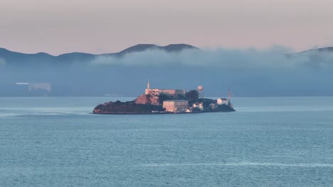 vista aérea estática de la isla de alcatraz en la bahía de san francisco, estados unidos al amanecer