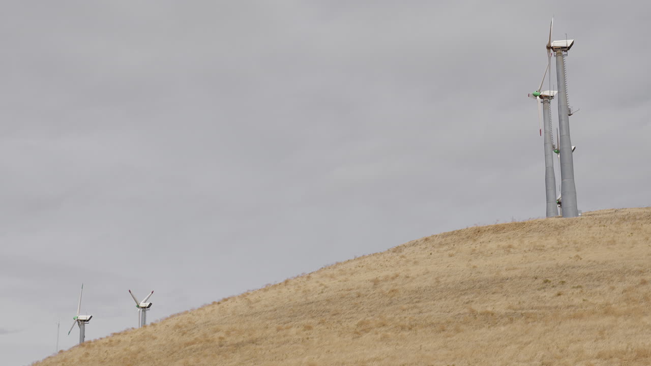 건조한 언덕에서 회전하지 않는 풍차