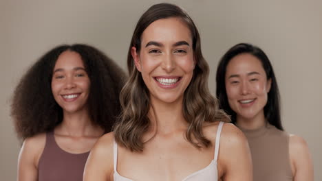 Schönheit,-Diversitätsgruppe-Und-Frauenlächeln-Für-Die-Gesichtsbehandlung