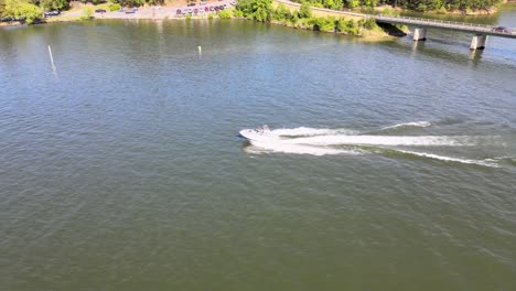 Barco-De-Esquí-Con-Casco-En-V-Acelerando-Desde-La-Zona-De-No-Despertar-Y-Navegando-En-El-Lago