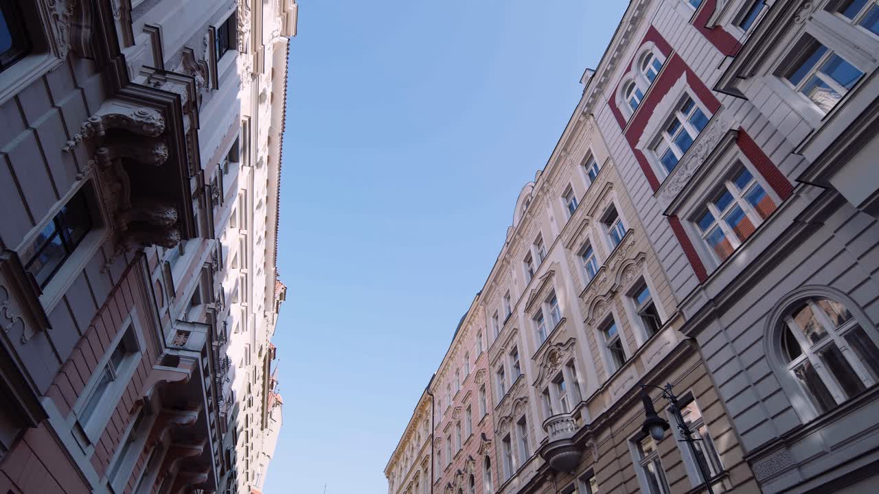 vista de la calle de hermosos edificios en praga, república checa, europa