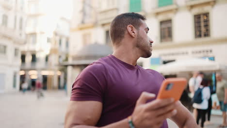 joven con un teléfono inteligente y buscando señal al aire libre.