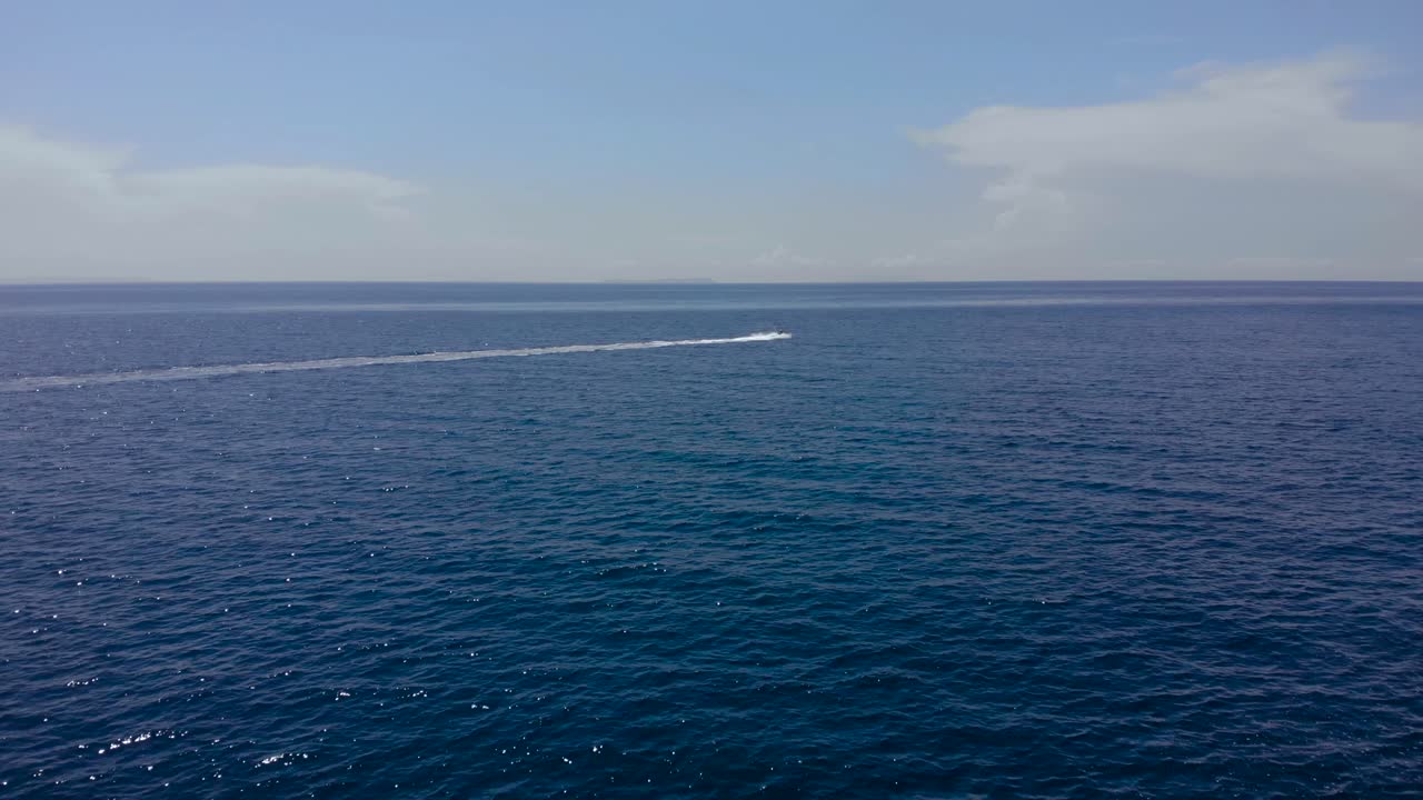 지중해에서 여름 휴가 날에 깊고 푸른 바다를 항해하는 모터 보트