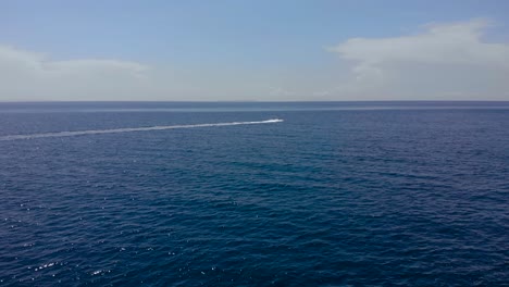 lancha navegando a través del mar azul profundo en un día de vacaciones de verano en el mediterráneo