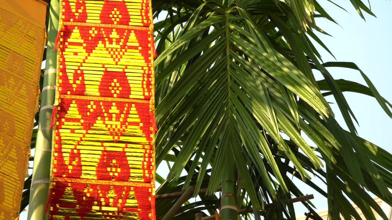 bandera de oración oscilante durante la puesta de sol en chiang mai, tailandia