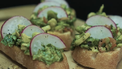 Brunch-Vegano,-Aguacate-Sobre-Tostadas-De-Masa-Fermentada-Con-Rábano-Y-Cilantro-En-Un-Plato-Giratorio