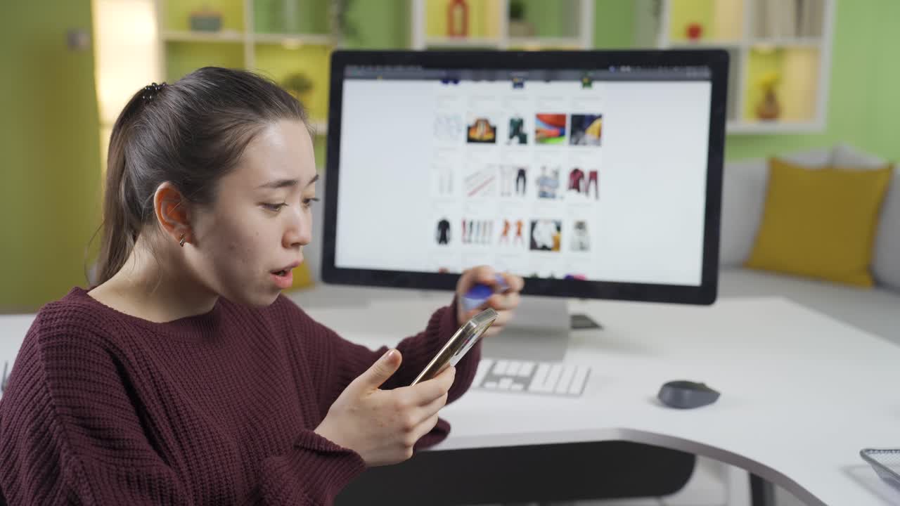 신용카드 잔액이 부족한 젊은 아시아 여성이 좌절감을 느 ⁇ 습니다.