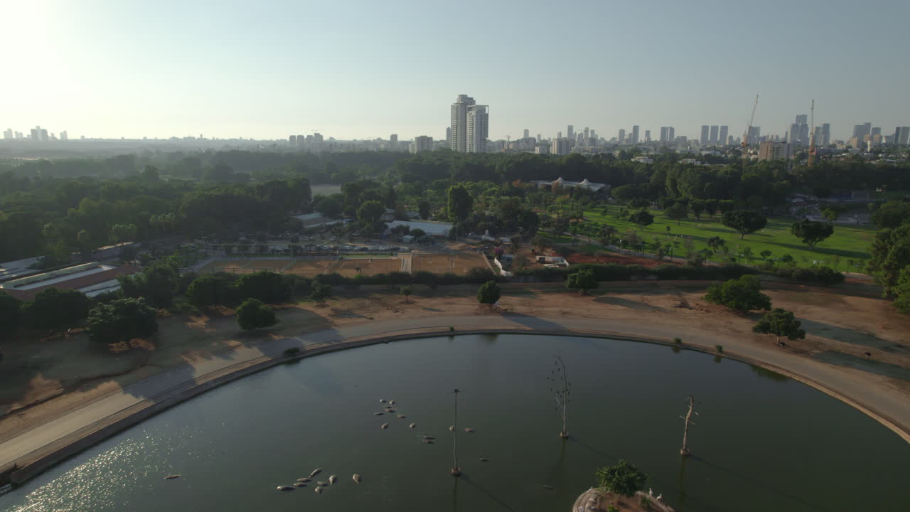 una vista aérea en una tarde tranquila sobre el estanque de hipopótamos del safari de ramat gan cuando está vacío de visitantes