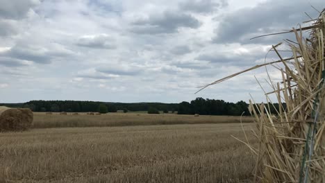 Timelapse-De-Fardos-De-Paja-Dispuestos-En-Una-Interacción-Artística-Con-Nubes-De-Agosto