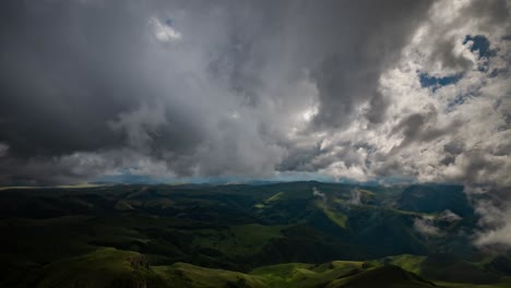 Nubes-Bajas-Sobre-Una-Meseta-Montañosa-En-Los-Rayos-Del-Atardecer.-Puesta-De-Sol-En-La-Meseta-De-Bermamyt,-Cáucaso-Norte,-Karachay-cherkessia,-Rusia.