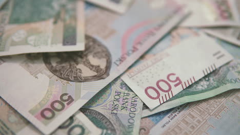 panning: scattered polish money, 500 and 100 zlotys banknotes are lying side by side