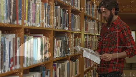 ecuaciones matemáticas flotando contra estudiante caucásico leyendo un libro en la biblioteca de la universidad