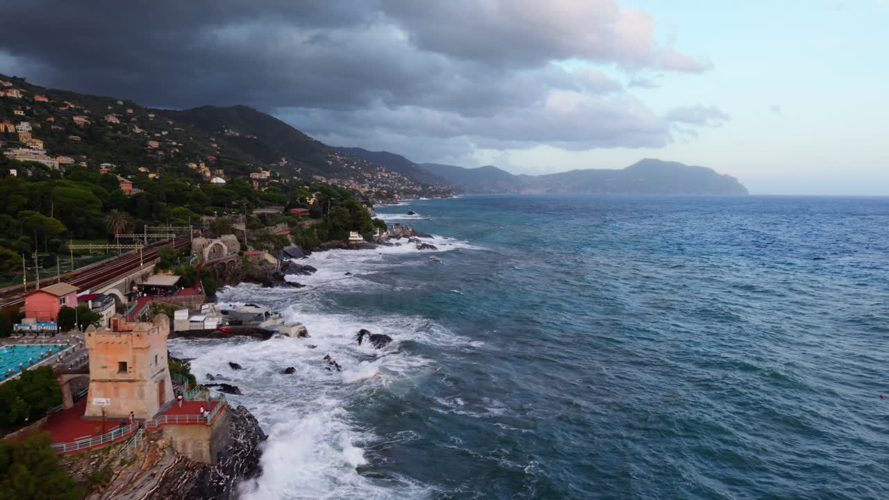 Ripresa aerea con drone della costa ligure e del mare mosso vicino a Genova, Italia, al tramonto