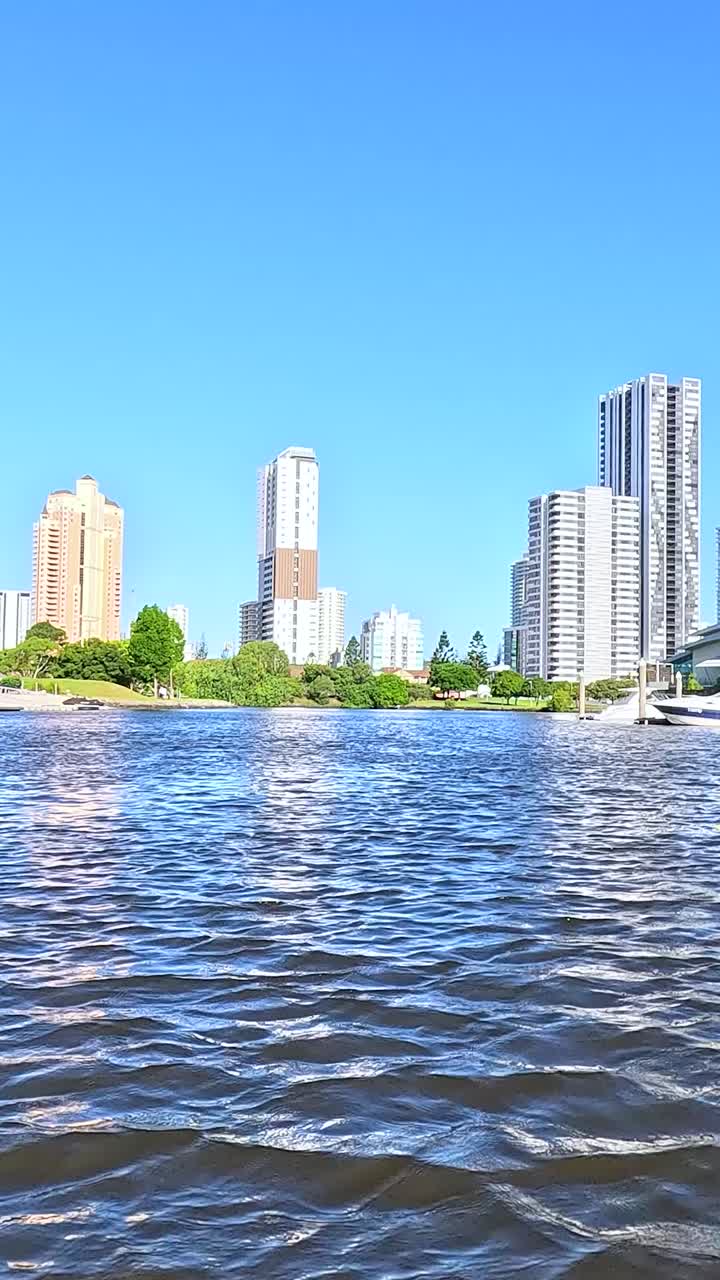 골드 코스트 수로를 가로질러 경치 좋은 보트 타기