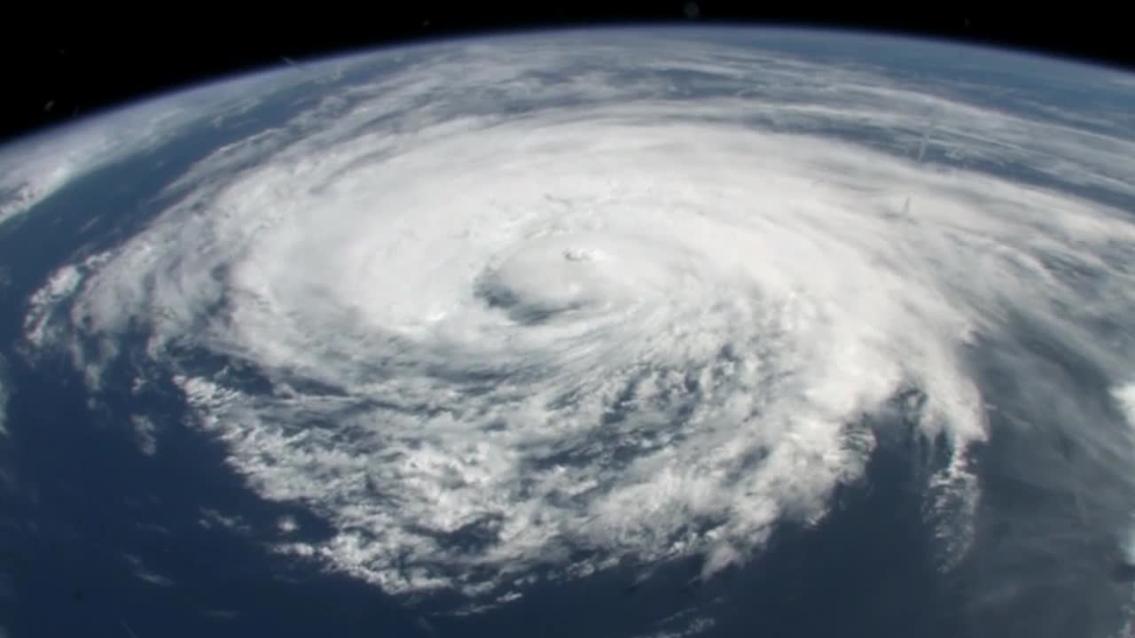 큰 폭풍을 포함한 우주에서 지구 샷