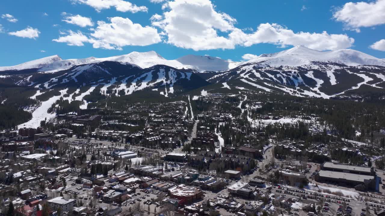un drone cinematográfico retrocede y revela toda la estación de esquí de breckenridge.