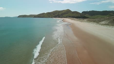 Waves-rolling-in-along-the-coast-line-of-New-Zealand's-Obama-beach