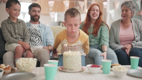 soplando, niño de cumpleaños o gran familia con pastel