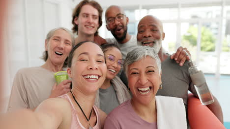 Amigos-De-Yoga,-Selfie-Y-Felices-Por-Hacer-Ejercicio-En-El-Gimnasio