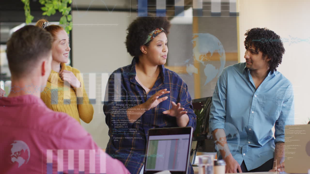 animación del procesamiento de datos financieros sobre diversas personas de negocios en la oficina