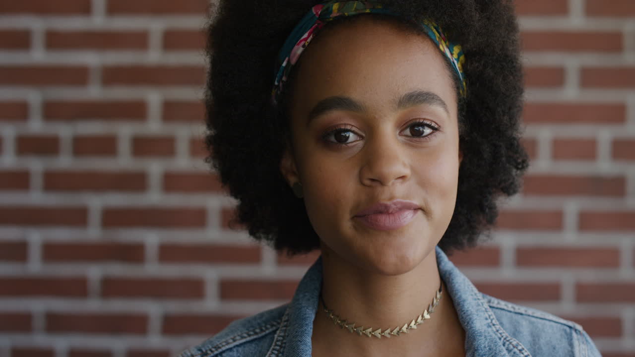 retrato de una hermosa joven afroamericana sonriendo confiada estudiante exitosa con peinado afro serie de personas reales