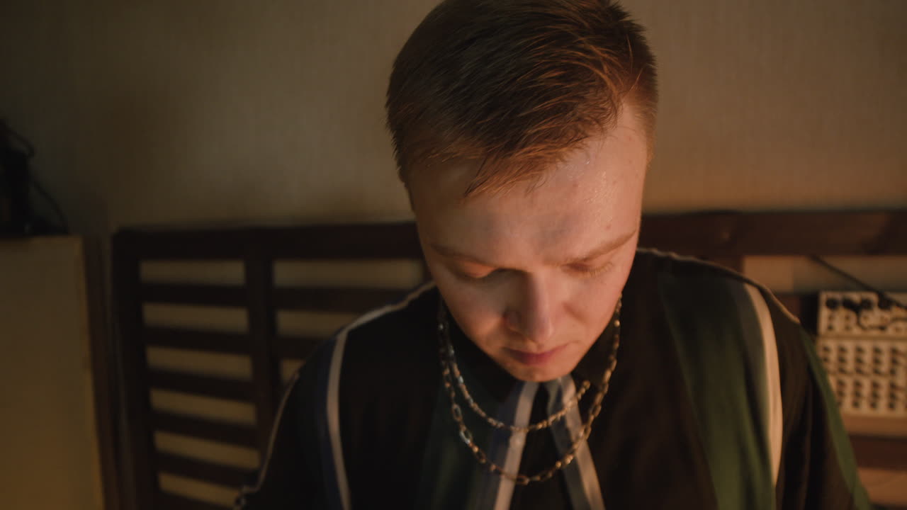 녹음 스튜디오 4에서 밴드 리허설 동안 드럼을 연주하는 남성 음악가