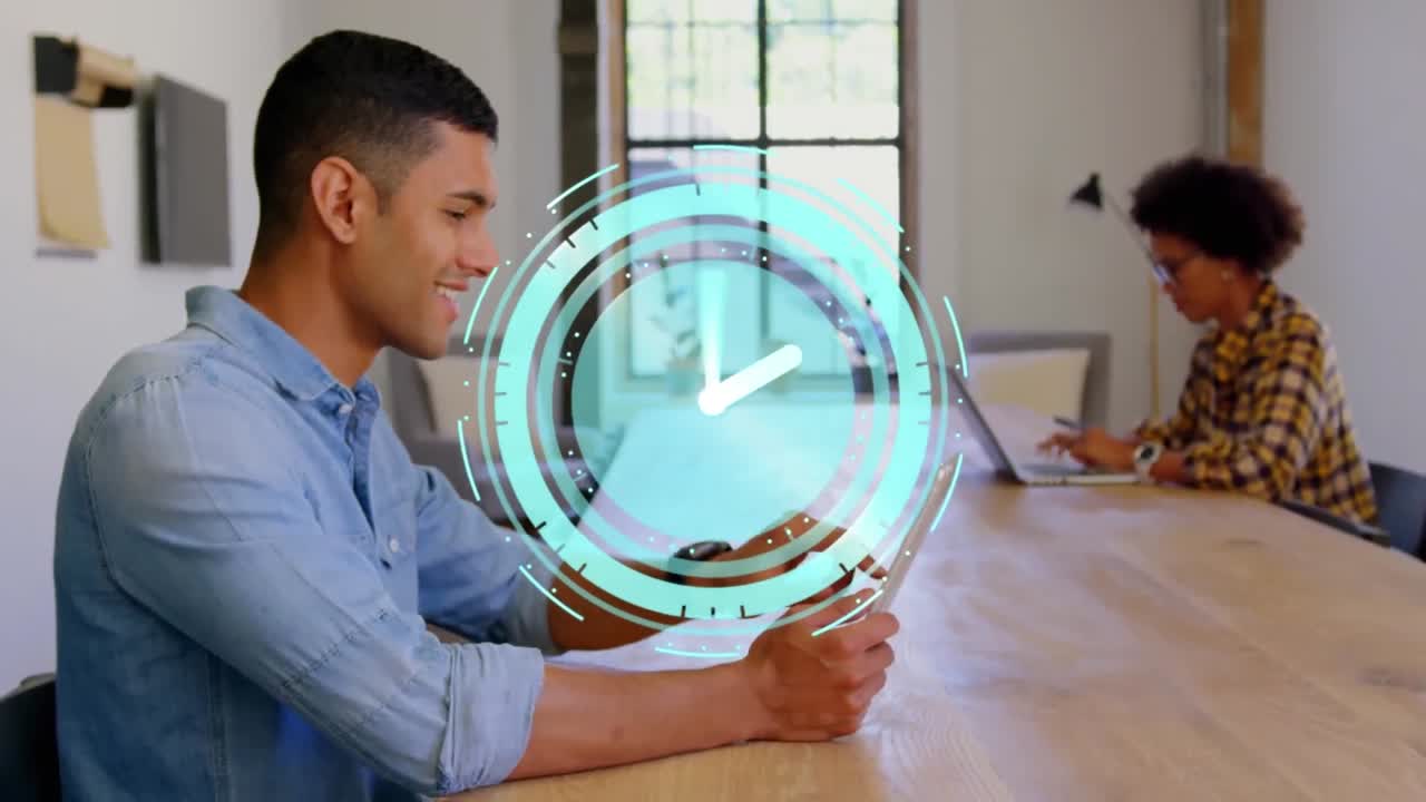 Animación de un reloj que avanza rápido sobre un empresario usando un portátil