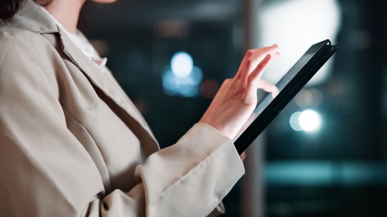 женщина, использующая таблетку ночью