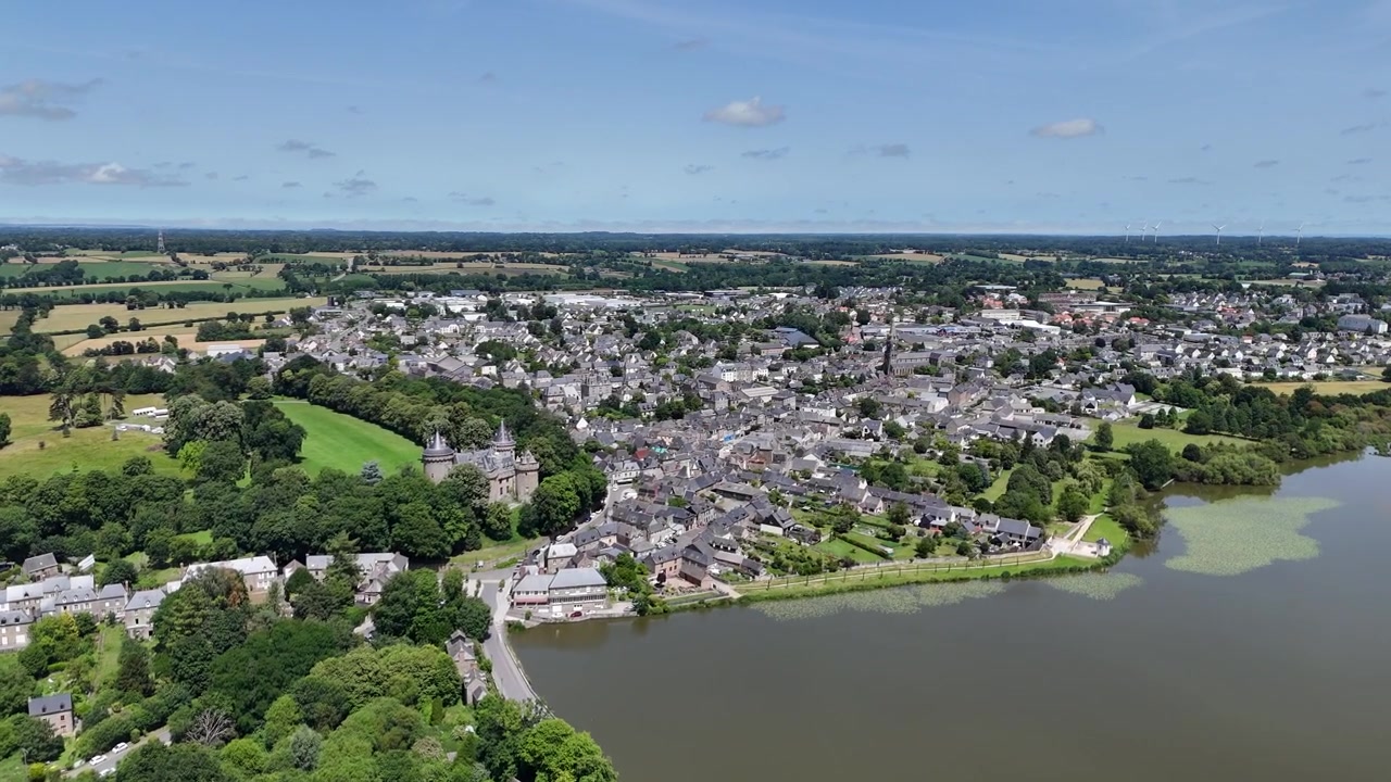 Ripresa aerea panoramica con drone della città di Combourg in Bretagna, Francia, in formato 4K.