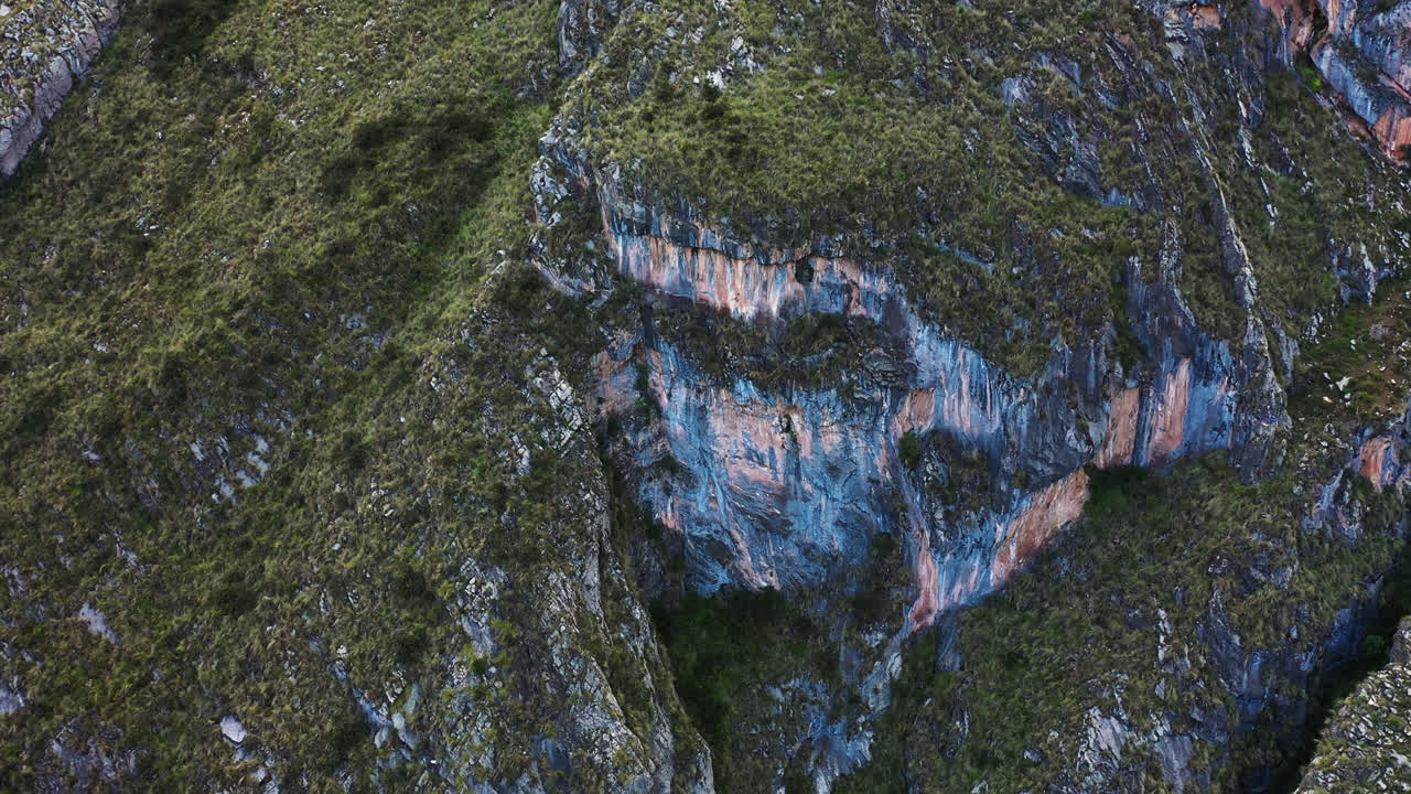 impresionante fotografía de un avión no tripulado de una montaña con vegetación alrededor del lago millpu en ayacucho, perú