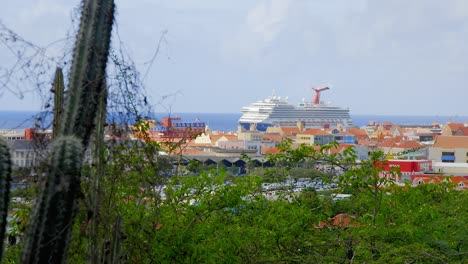 gran crucero atracado en la ciudad caribeña tropical de willemstad en la isla de curacao
