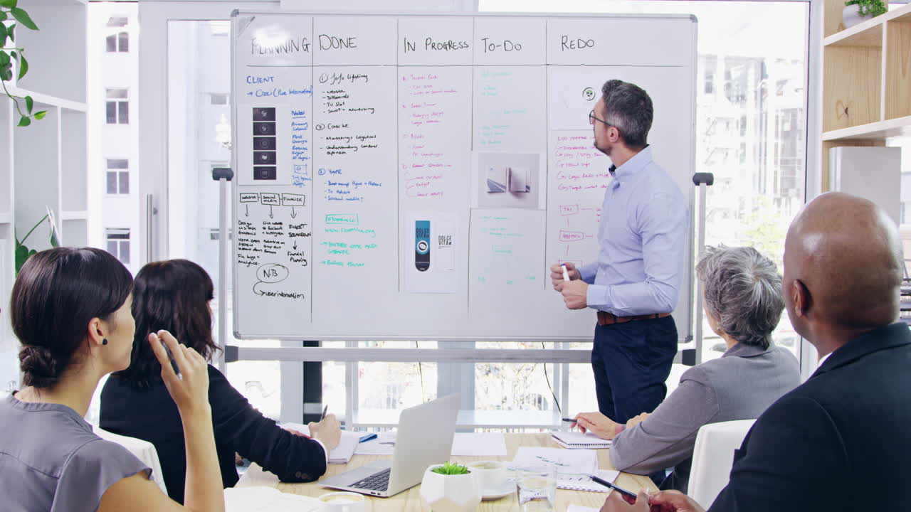 ejecutivo moderno profesional hablando en la sala de juntas