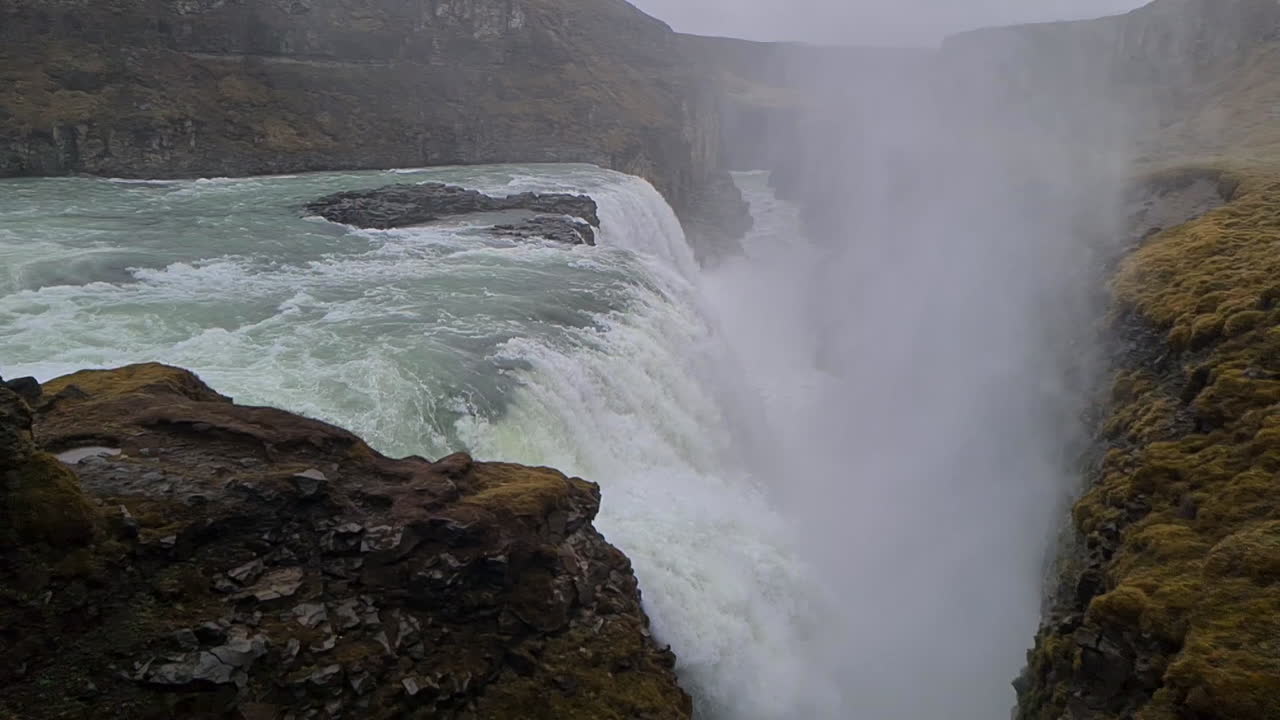 gullfoss 폭포, 아이슬란드의 자연 랜드마크, 떨어지는 물과 안개의 느린 움직임