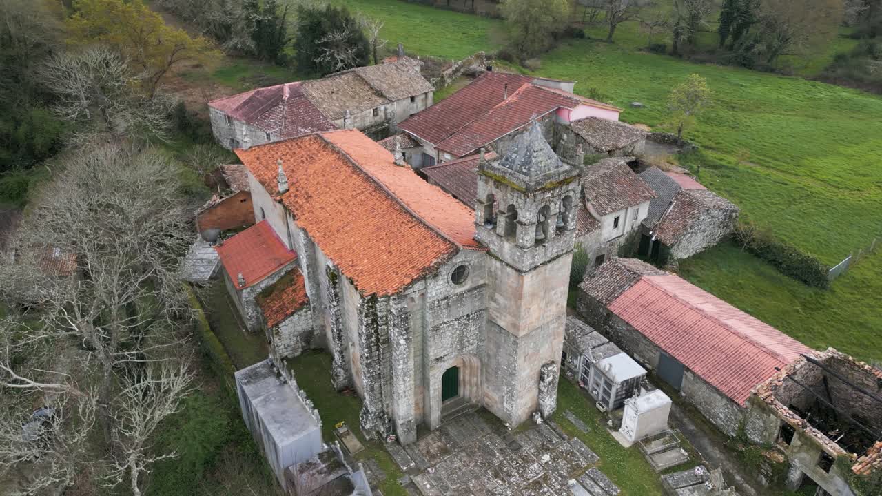 aerial de la iglesia de santa maría de codosedo, ourense, galicia, españa