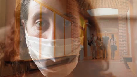 mujer con máscara facial contra estudiantes universitarios caminando en el pasillo