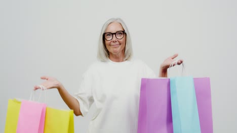mujer senior feliz haciendo compras