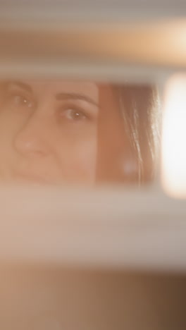 vista de una mano con esmalte de uñas oscuro abriendo el espejo delantero de un automóvil. borroso, disparo de primer plano, cámara de mano. perfecto para escenas que representan auto-reflexión, introspección o actividades rutinarias del automóvil